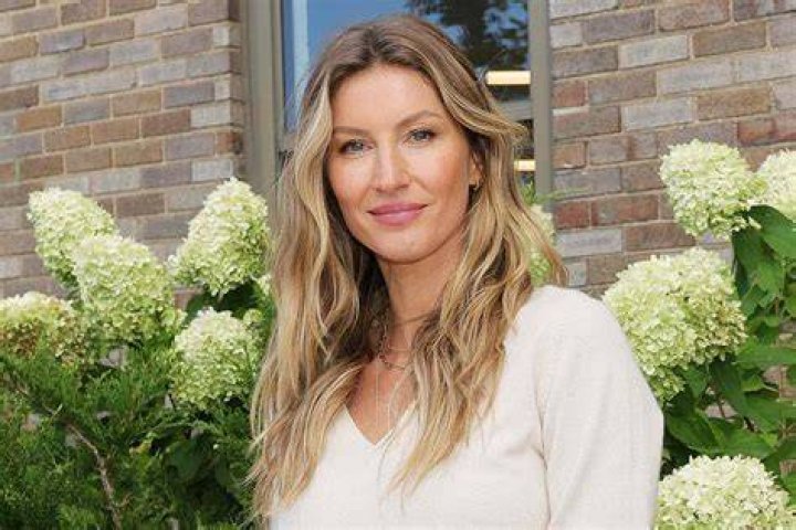 15 Beauty Products That Keep Gisele Bündchen Looking Young